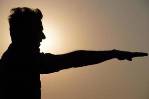 silhouettes d'un homme près de la lumière du soleil, image de prise de serment photo