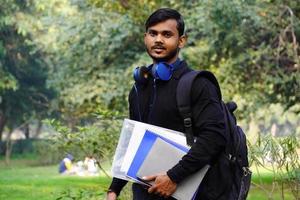 images d'étudiants indiens étudiant avec des livres et un sac photo