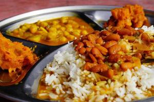 cuisine locale indienne thali au magasin photo