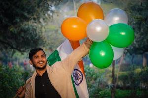 image du jour de la république indienne, 26 janvier. image de la fête de l'indépendance indienne avec des ballons colorés aux couleurs du drapeau indien photo