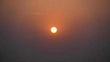 beau soleil au coucher du soleil du soir beau paysage de seigle mûr et ciel d'été chaud. photo
