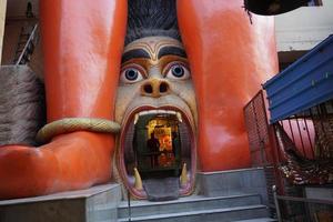 une vue rapprochée de l'entrée de l'imposante statue d'hanuman près de la station de métro jhandewala à new delhi photo