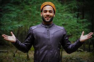 homme sorti de l'himachal pradesh en costume traditionnel photo