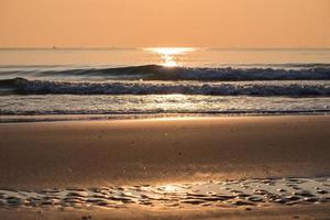 plage dorée lever du soleil matin photo