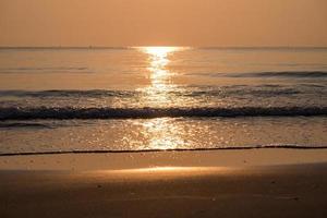 plage dorée lever du soleil matin photo