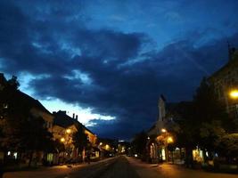 nuages sur la ville nocturne. vue nocturne sur le ciel et les montagnes. slovaquie photo