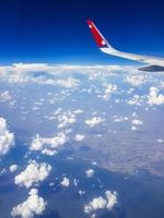 bangkok thaïlande 21. mai 2018 voler avec la compagnie aérienne népalaise au-dessus des nuages au-dessus de la campagne thaïlandaise.