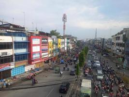 medan, indonésie - 24 mars 2022 le trafic du matin sur la rue colonel yos sudarso brayan a été pris du haut du survol de brayan photo