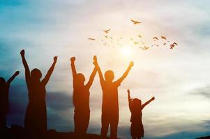 silhouette d'une personne heureuse et réussie et heureuse de vivre avec des oiseaux volants, des concepts de silhouette photo