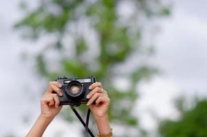 femme et appareil photo les femmes photographes tirent avec bonheur. notion de voyage