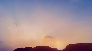 silhouette de montagne le soleil, le ciel et le concept de silhouette de vie photo