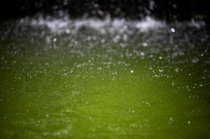 l'eau vert émeraude arrête l'eau rafraîchissante des sources d'eau naturelles. photo