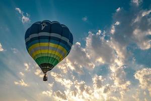 chiangrai, thaïlande 15 février 2018 singhapark balloon fiesta 2018 avec beaucoup de monde à l'événement, ils attendaient le concours de décollage et d'atterrissage du ballon. photo