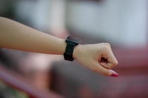 ses mains et sa montre-bracelet noire connaissant l'heure, le concept, l'heure photo