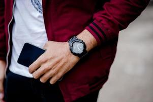 les mains et les montres des messieurs comme le port d'une montre-bracelet et la ponctualité photo