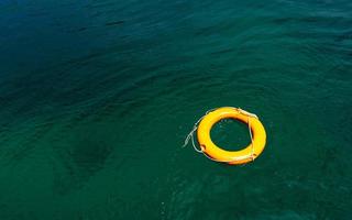 eau de mer et balles en caoutchouc, choisissez l'eau de mer flottante photo