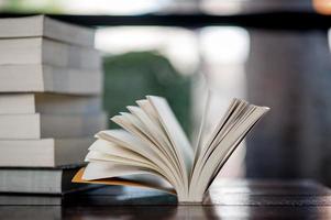 livre placé sur le bureau beaucoup de livres, belles couleurs pour étudier, savoir, éducation - images photo