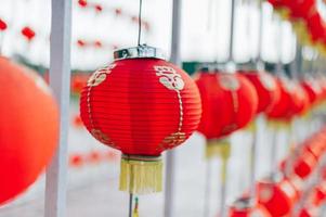 lampe nouvel an chinois dans le pays chinois couleurs vives en rouge concept de nouvel an chinois photo