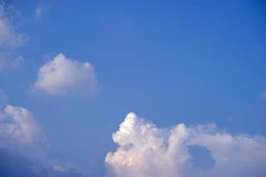 le ciel et les nuages lumineux le matin de chaque jour photo