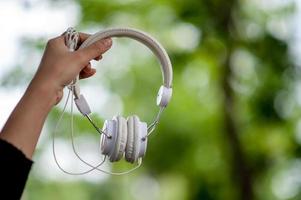 écouteurs à main et blancs, appareils pour écouter de la musique au quotidien musique et concepts musicaux photo