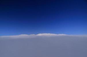 mur blanc de nuages sur le ciel photo