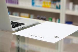 ordinateur portable dans la pharmacie photo