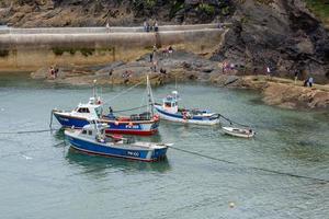 Port Isaac, Cornwall, UK, 2013. Bateaux de pêche à Port Isaac à Cornwall le 13 août 2013. Des personnes non identifiées photo