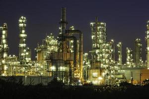 scène crépusculaire de l'usine de raffinerie de pétrole du réservoir et de la colonne de la tour de la pétrochimie photo