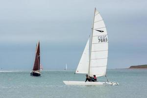 appledore, devon, uk, 2103. voile dans l'estuaire torridge et taw dans le devon le 14 août 2013. deux personnes non identifiées. photo