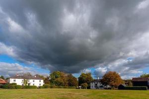Rushlake Green, East Sussex, Royaume-Uni, 2009. Des nuages d'orage se déplaçant rapidement sur Rushlake Green dans l'East Sussex le 12 octobre 2009 photo