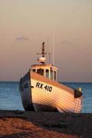 bateau de pêche sur la plage de dormeur photo