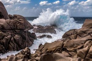 vagues battant le littoral à capo testa sardaigne photo