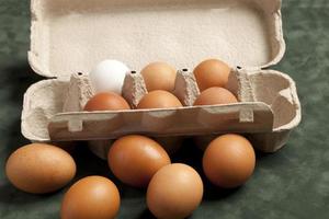 vue rapprochée des œufs de poule crus en boîte, blanc d'œuf, brun d'œuf photo