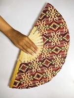 Ventilateur à main en tissu à motif asiatique fabriqué à partir de tissu à motifs et d'un cadre en bambou photo