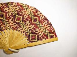 Ventilateur à main en tissu à motif asiatique fabriqué à partir de tissu à motifs et d'un cadre en bambou photo