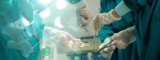 fond de bannière de l'équipe de médecins chirurgicaux professionnels travaillent dans la salle d'opération de l'hôpital, concept de travail d'équipe de personne de chirurgien de médecine photo