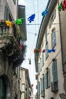 Bergame, Lombardie, Italie, 2014. poisson volant dans une rue de citta alta bergamo photo