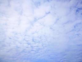 ciel bleu avec des nuages photo