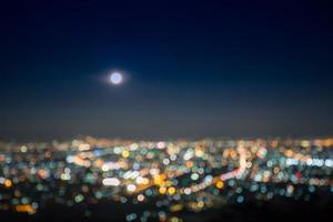 beau paysage bokeh de la ville la nuit photo