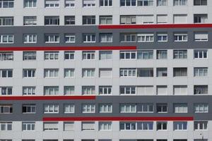 façade gris rouge et blanc photo
