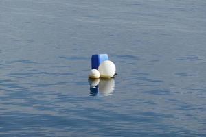 bouées blanches et bleues flottant dans l'eau photo