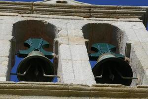 cloches vertes dans le clocher en pierre photo