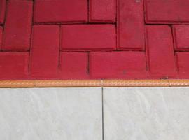 motif de pavage rouge et carreaux de céramique blanche photo