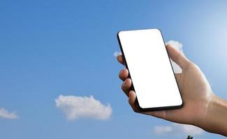 téléphone mobile intelligent avec écran tactile vierge tenant dans la main, concept d'utilisation d'un téléphone mobile intelligent avec transactions en ligne. photo