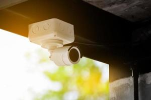 mini caméras de vidéosurveillance installées sur le mur à l'extérieur de la maison pour enregistrer et assurer la sécurité à la maison lorsque le propriétaire de la maison est resté à l'extérieur, mise au point douce et sélective sur les caméras de vidéosurveillance. photo