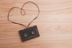 cassette audio avec bande magnétique en forme de coeur, un concept à la saint-valentin. photo