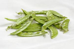 un pois est un légume en forme de gousse le plus souvent vert, parfois violet ou jaune doré. photo