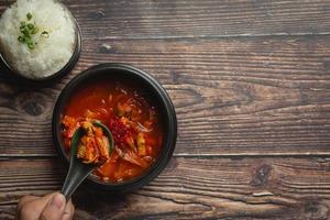 kimchi jikae ou soupe de kimchi prête à manger dans un bol photo