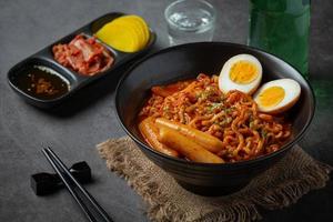 nouilles instantanées coréennes et tteokbokki dans une sauce épicée coréenne, nourriture ancienne photo