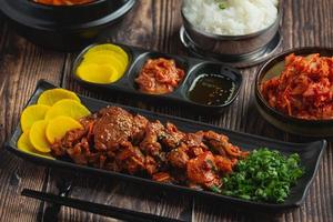 nourriture coréenne. jeyuk bokkeum ou porc frit dans une sauce à la coréenne photo